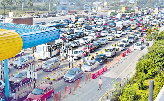 Huge Traffic At Toll Plaza At Choutuppal - Sakshi