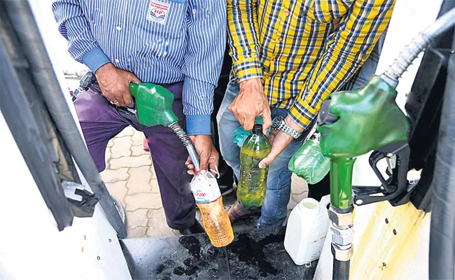 Cyberabad Police Focus on Petrol Bunk Filling in Bottles - Sakshi