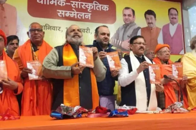 Book Comparing Narendra Modi with Shivaji rouses Anger in Maharashtra - Sakshi