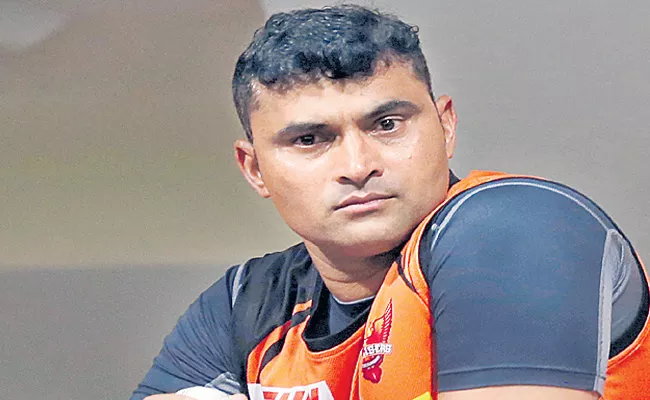 IPL 2020: Pravin Tambe Not Eligible To Play IPL League - Sakshi