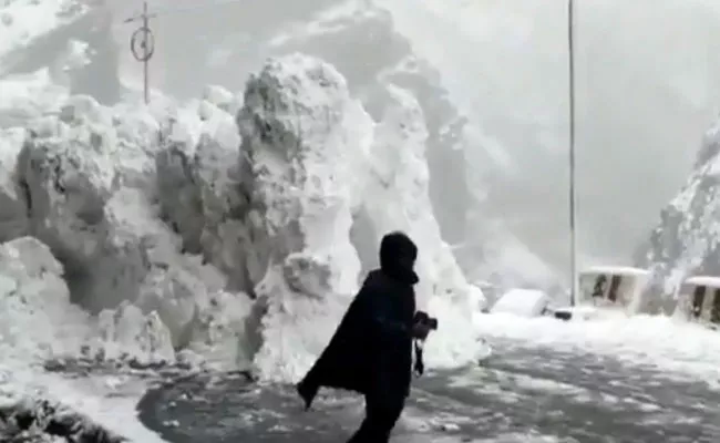 Viral Video:Tourists Try To Escape Avalanche In Himachal Pradesh - Sakshi