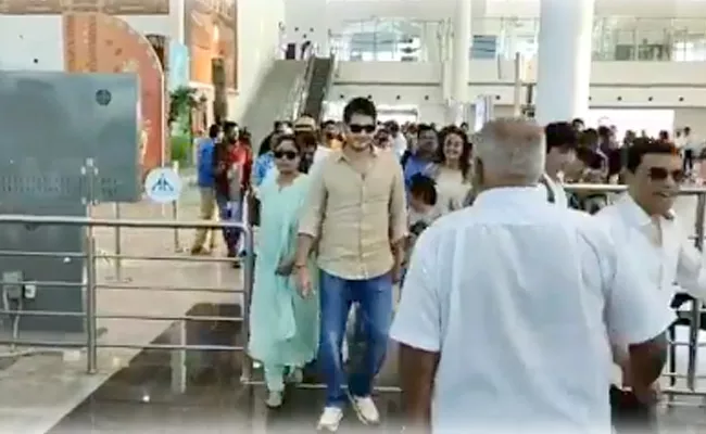 Mahesh Babu Sarileru Neekevvaru Team At Renigunta Airport - Sakshi