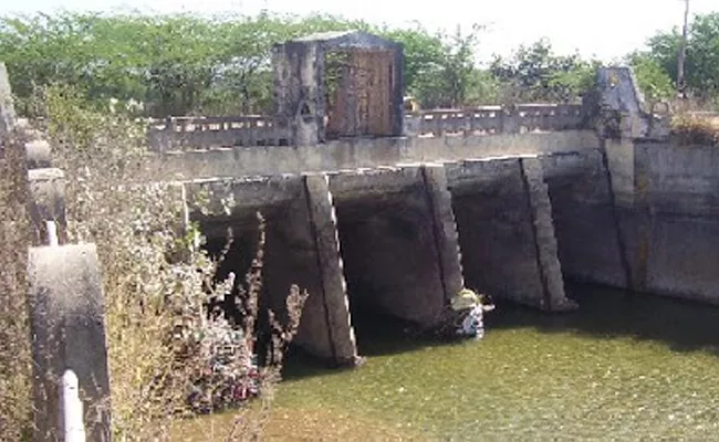 Two Young Sters Missing Due To Fall Into Kakatiya Canal In jagtial - Sakshi