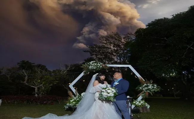 Couple Continues With Wedding As Philippines Taal Volcano - Sakshi