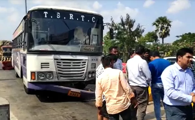 RTC Bus Creates Ruckus At Toll plaza - Sakshi