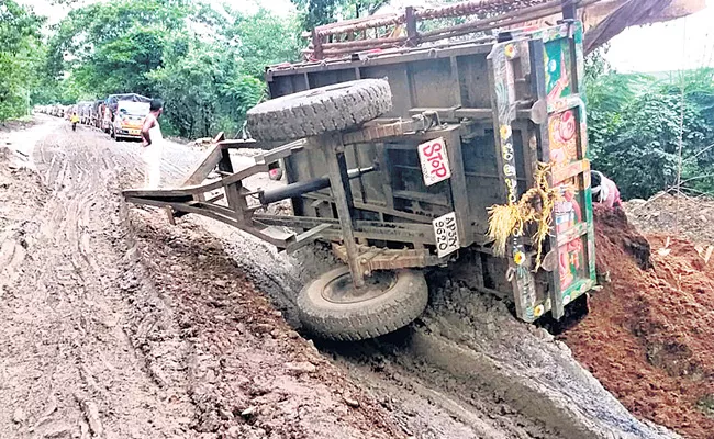 Dangerous Roads From Khammam To Rajahmundry - Sakshi