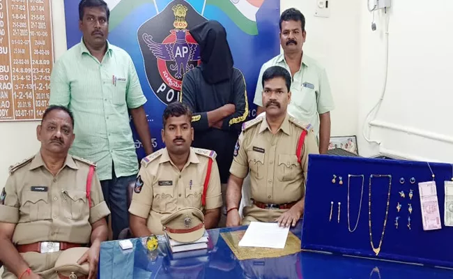 Thief Arrested, Gold Recovered - Sakshi