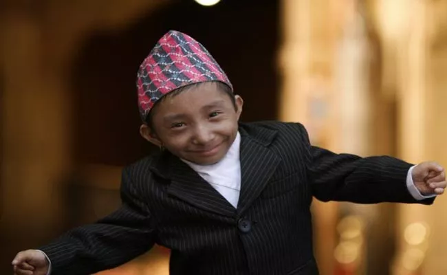 World Shortest Man Khagendra Thapa Magar Dies In Nepal For Pneumonia - Sakshi