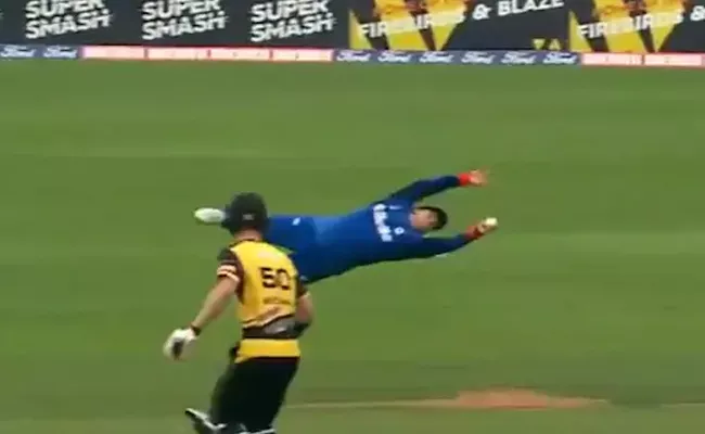 New Zealand Cricketers One Handed Superman Catch - Sakshi