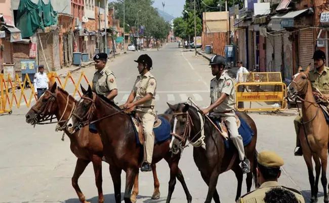 After 88 Years Mumbai Police Depaertment To Patrol City On Horses - Sakshi