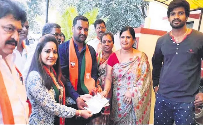 Actress Madhavi latha Campaign For BJP in Ghatkesar - Sakshi