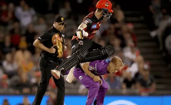 BBL: Sam Harper suffered a Nnasty Collision - Sakshi