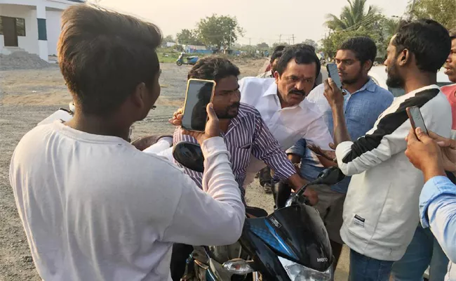 Dasari Manohar Reddy Relative Ramreddy Hulchul In Peddapalli - Sakshi