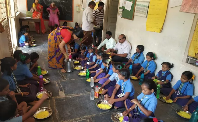 Midday Meals Scheme New Menu Start in Prakasam - Sakshi