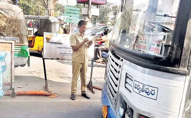 Cancellation Of 800 buses in City By TSRTC - Sakshi