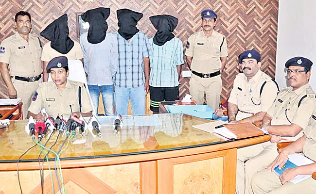 Ganja Smuggling Gang Arrested At Mahabubnagar - Sakshi