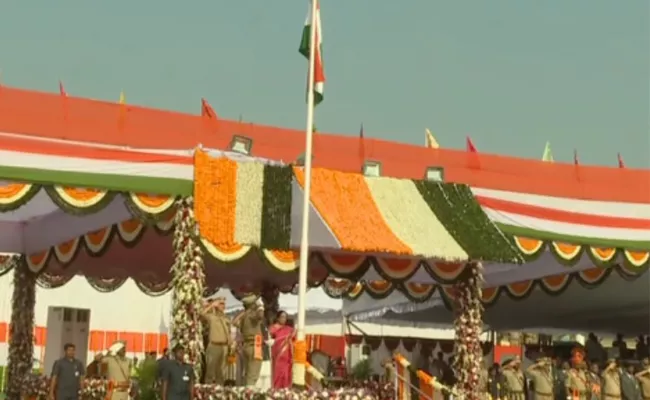 Republic Day 2020: Governor Biswabhusan Harichandan hoists national flag At Vijayawada - Sakshi