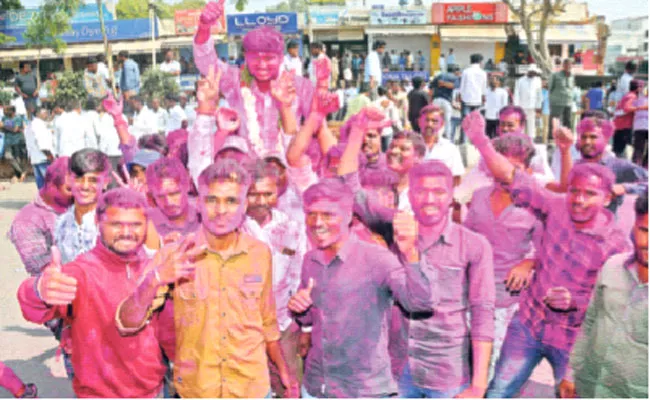 TRS Party Struggled With Perfect Majority In Municipal Elections  - Sakshi