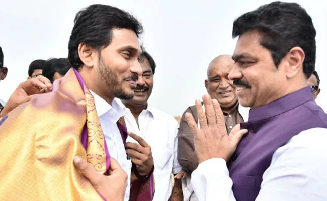 CM Ramesh invites AP CM YS Jagan For His Son Ritwik Marriage - Sakshi