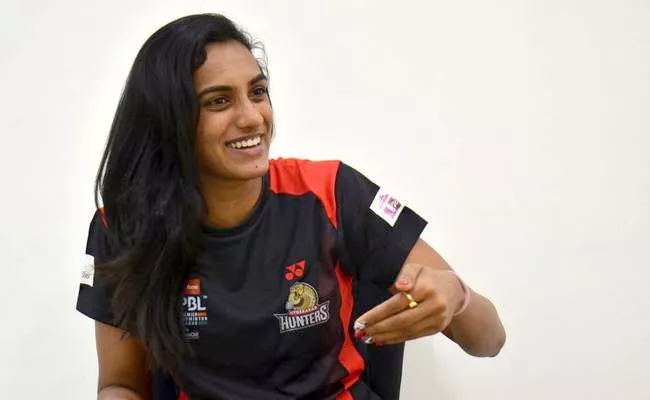 PV Sindhu Honoured by Hyderabad Hunters Team For Getting Padma Bhushan - Sakshi