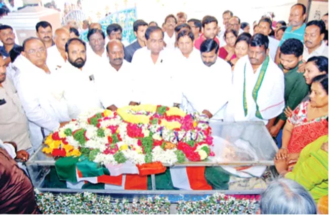 Minister Jagadish Reddy And Celebrities Gave Tributes To Congress Leader Gangadhar - Sakshi