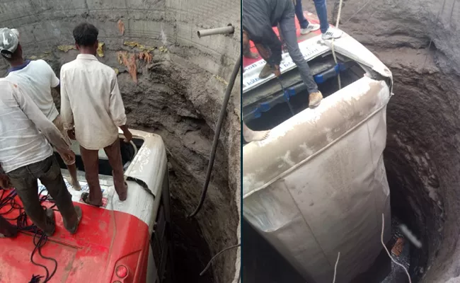 Bus Falls Into Well Near Nashik After Collided With Auto Rickshaw - Sakshi