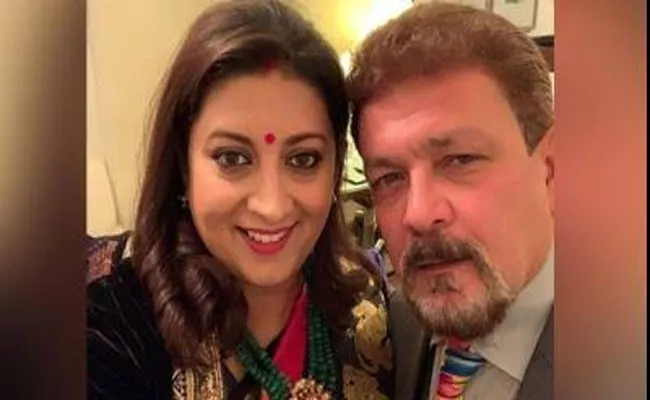 Smriti Irani Explains Why Indian Woman Should Walk Behind Her Husband - Sakshi