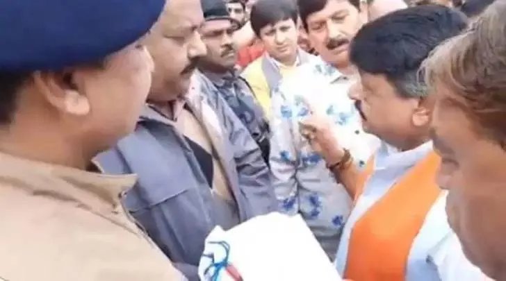 Kailash Vijayvargiya caught on camera threatening Indore officials - Sakshi