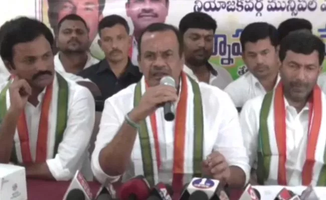 Telangana Municipal Elections Congress Activists Quarrelled In Yadadri - Sakshi