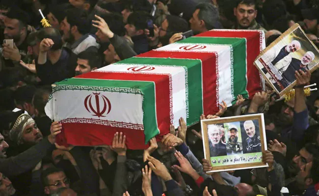 Iraq People Slogans Death To America At Qasem Soleimani Funeral March - Sakshi