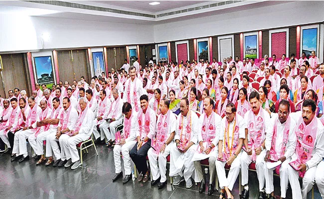 KCR Holds Meeting With Party Leaders On Municipal Elections At TRS Bhavan - Sakshi