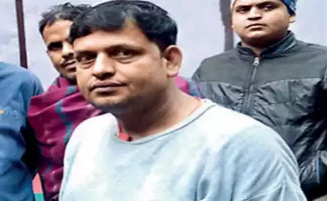 Vendor Forages Lottery Tickets Out Of Bin To See He Won Rs 1Crore In Kolkata - Sakshi