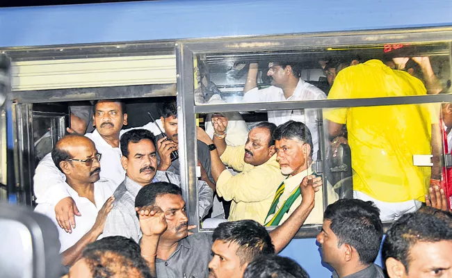 Chandrababu High drama at Vijayawada Benz Circle - Sakshi