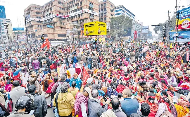 Trade unions strike hits road in west bengal - Sakshi