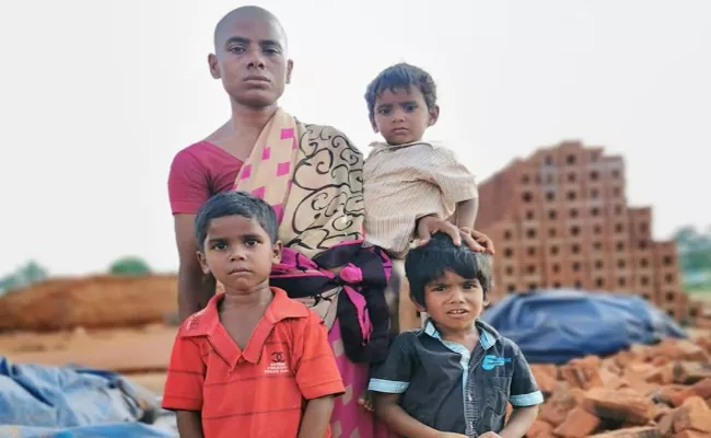 Mother Sale Her Hair For Children Food in Tamil Nadu - Sakshi