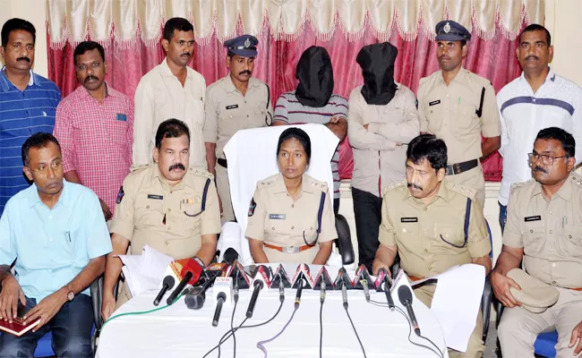 Robbery Gang Arrest in Vizianagaram - Sakshi