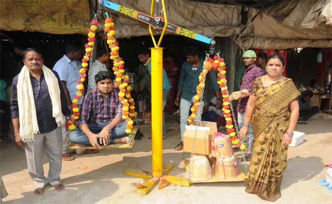 Merchants collecting High Prices From Medaram jatara Devotees - Sakshi