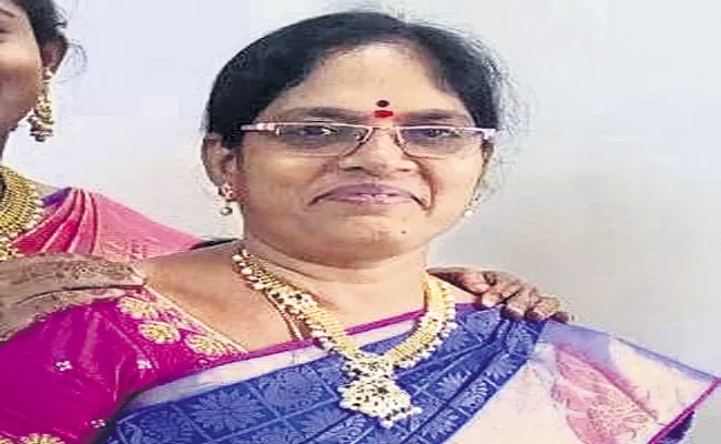 Woman brutally murdered in Vijayawada - Sakshi