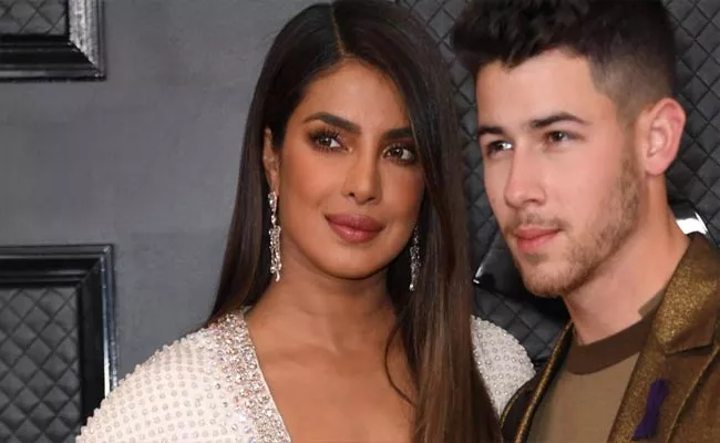 Priyanka Chopra Mother Madhu Chopra Said She Likes Priyanka Grammy Dress - Sakshi