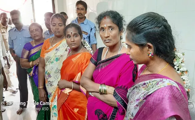 Women Thief Arrested in Srikalahasteeswara Temple - Sakshi