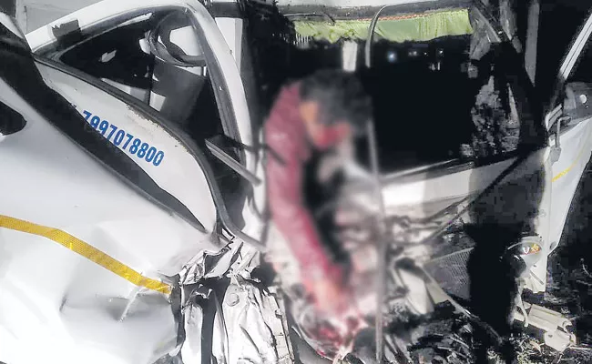 Five Members Of A Family Died In Road Accident At Karimnagar District - Sakshi