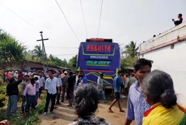 11 dead and 34 injured after bus catches fire in Odisha - Sakshi