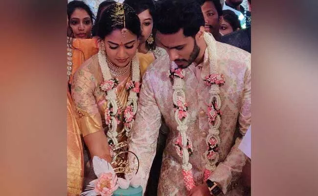 HD Kumara Swamys Son Nikhil Engaged Congress Leaders Grand Niece - Sakshi