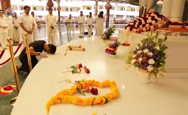 MS Dhoni Visits Puttaparthi Sathya Sai Ashram - Sakshi