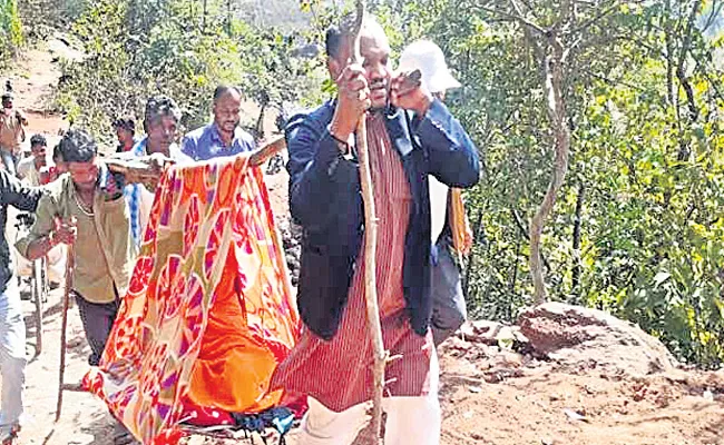 Odisha MLA Carries Pregnant Woman For 5 KM - Sakshi