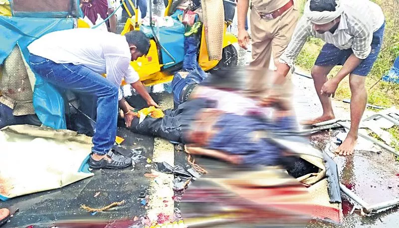 Six dead and Two Injured In Guntur Road Accident - Sakshi