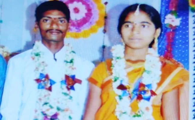 Married Woman Commits Suicide in Kurnool Handri Neeva Canal - Sakshi