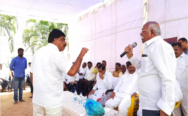 Kurnool TDP Leaders Conflicts in Meeting Dhone - Sakshi