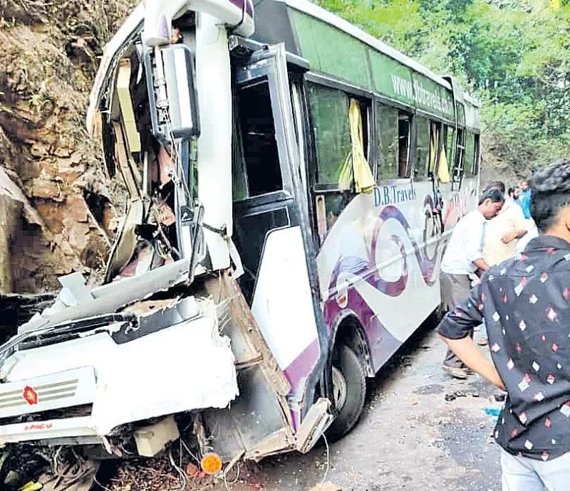 11 killed in bus accident in Karnataka - Sakshi