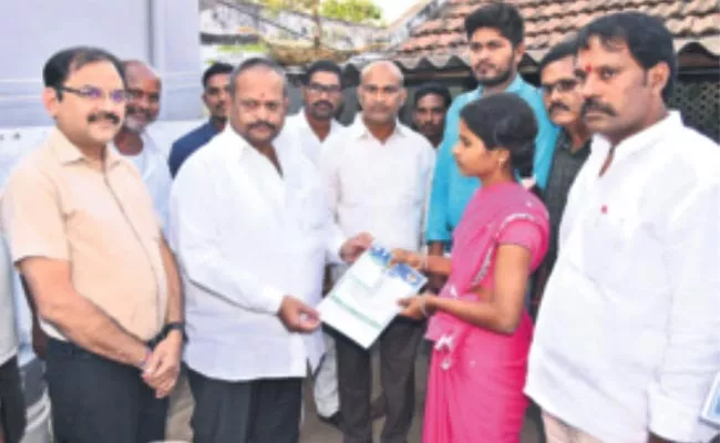 Kolagatla Veerabhadra Swamy Distributes Ration Cards In Vizianagaram - Sakshi